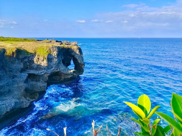萬座毛,沖繩代表性海岸景點,以象鼻形斷崖與遼闊東海海景聞名,停留30分鐘。