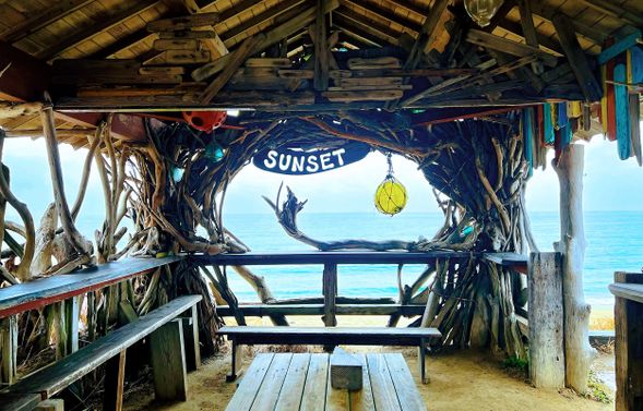 Beach Cafe SUNSET(天使之翼旁)
天使之翼旁的海景咖啡廳「Beach Cafe SUNSET」是糸島代表性的IG打卡熱點。咖啡廳面向玄界灘海岸,可一邊欣賞海景,一邊享用飲品與輕食,充滿南國度假氛圍。