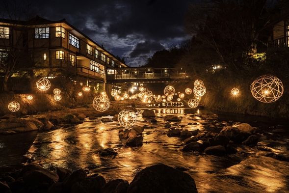 【黑川溫泉】 黑川溫泉位於熊本縣麻生市,是一個風景秀麗的溫泉旅遊目的地,擁有三十家風格各異的旅館。這裡被翠綠的山嶺所環抱,提供了一系列露天浴池,讓您在沐浴溫泉之際,同時享受四季變換的自然美景和春天特有的溫泉質感。在這裡,您可以一邊泡湯一邊賞景♨️,體驗與眾不同的休閒時光。