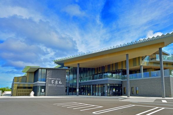 抵達萬座毛(約20分鐘自由活動)
若欲進入萬座毛步道者,需於現場支付 100 日圓的步道入場費,敬請知悉。