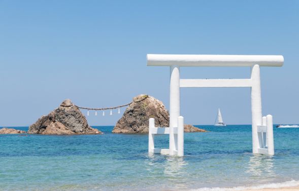 樱井二见浦:糸島最具代表性的海岸景觀,白色鳥居與海中並立的「夫婦岩」象徵良緣與幸福,是戀人聖地。
*就近停車場目前無法停車,需步行返回天使之翼停車場,請悉知。