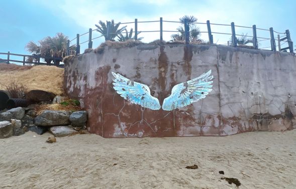 天使之翼(与樱井二见浦合計停留50min)
設置於海岸咖啡廳外牆的藝術彩繪牆面,為糸島代表性的IG拍照打卡點之一。