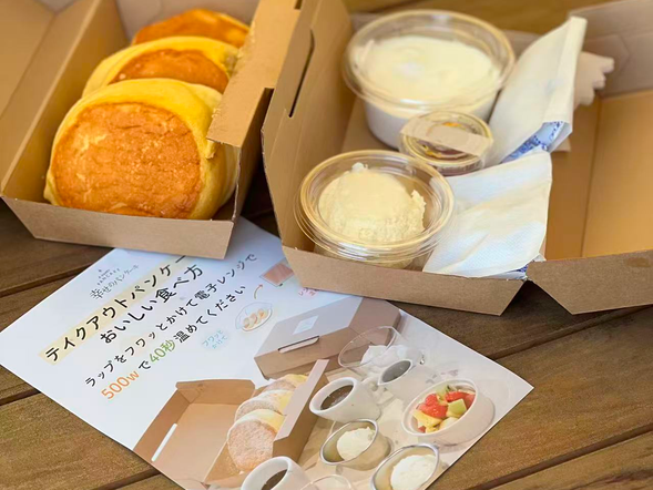 可提供瀨長島人氣名店「幸福鬆餅」外帶預約協助服務(無法堂食,不搭配飲料),三款人氣組合套餐(每份含三塊鬆餅+3款配料)可供選擇,每份 JPY 1,400。數量有限,費用請於當日現場以現金支付。圖片僅供參考,實物以現場提供為準。