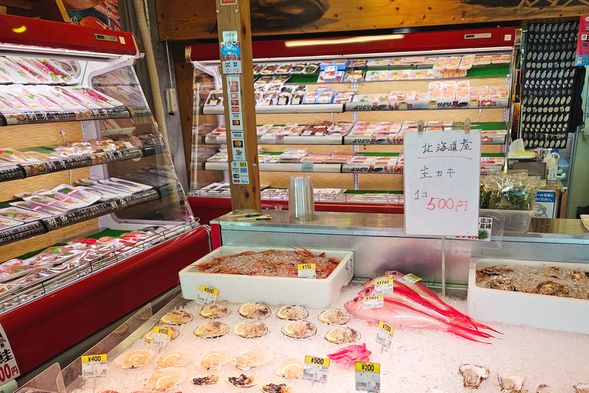 抵達糸滿魚市場,可以在此享用海鮮美食或觀光物產中心,停留1小時。