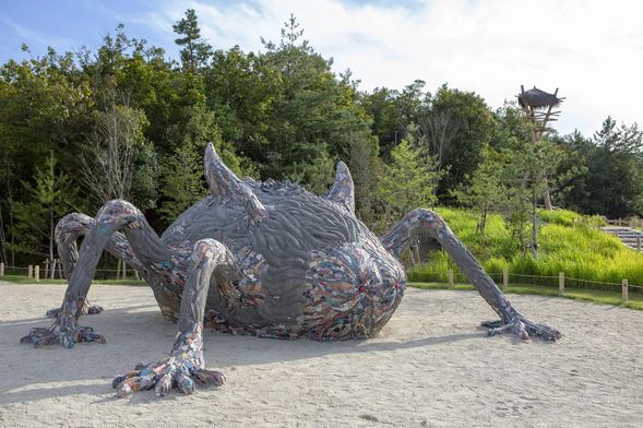 魔法之里:以電影《魔法公主》中里山風景為創意的園區,擁有學習設施“達達拉城”,可以體驗炭火烤製五平餅,了解愛知縣飲食文化。 以及“乙事主”主題滑梯和“邪魔”造型。