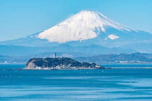 「江之島」是湘南海岸附近的一個半島,《灌籃高手》中仙道經常釣魚的地方。島上有水族館、巖屋、龍戀之鐘、江島神社等景點,是情侶約會、朋友出行的好去處。這裏車輛很少,以適合步行的蜿蜒小路為主,開設了許多頗有情調的小店。江之島上綠意盎然,人與動物和諧相處,有不少萌貓和老鷹出沒。(停留2小時)