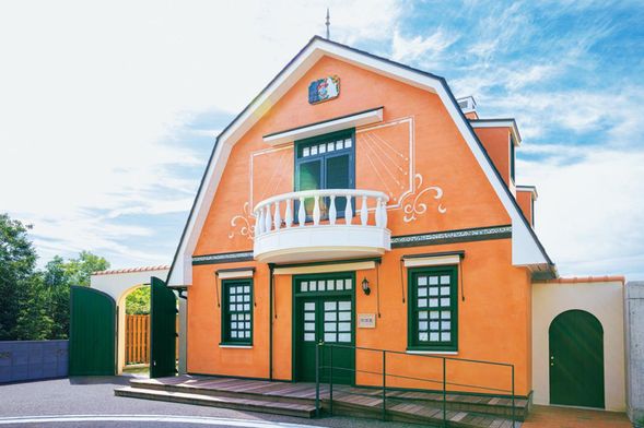 青春之丘:青春之丘是吉卜力公園的第一個園區,以動畫《心之谷》和《貓的報恩》為主題,重現了許多經典場景,如《心之谷》中的「地球屋」古董店和《貓的報恩》中的「貓咪事務所」。此園區充滿懷舊復古氛圍,也結合了《天空之城》和《霍爾的移動城堡》的元素