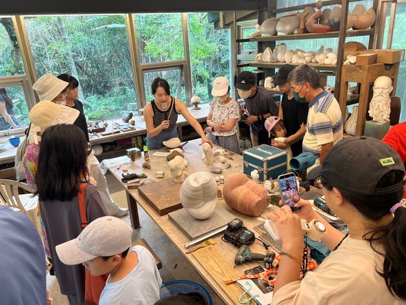 帶您一窺藝術家工作室,了解原始石材如何轉變為作品的創作細節。