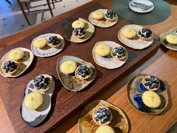 悠閒午後時光,於自然包圍的子隆山房中,使用藝術家親手製作的陶器享受精緻下午茶。