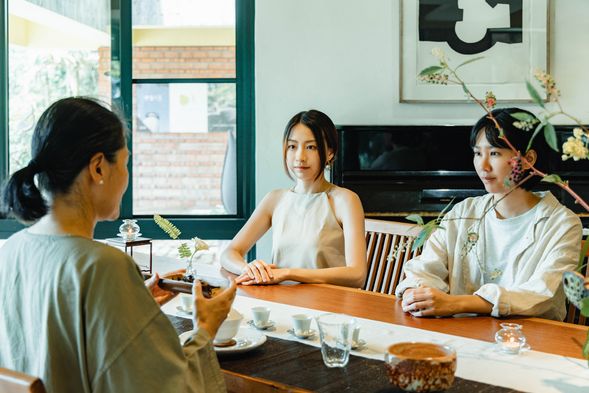 由專業茶師精選兩款台灣野放茶,透過香氣、味道與觸感,引領五感體驗生活的純粹美好。