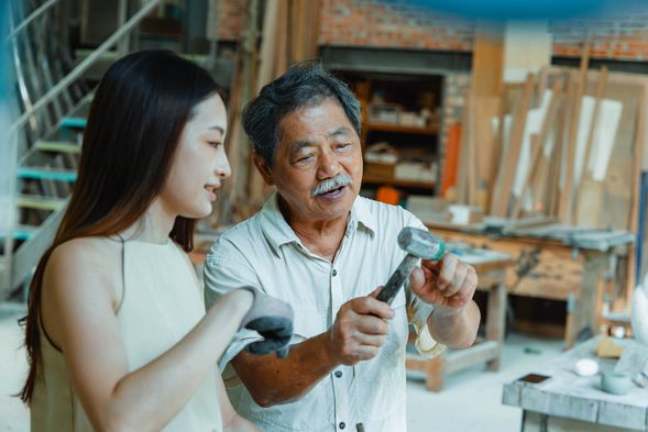 【第3堂|粗胚建立與基本比例】
✦ 介紹石雕專業工具與安全操作方式,從原石開始進行粗胚雕刻,學習判斷整體比例與基本形態,建立作品的大方向與結構基礎。