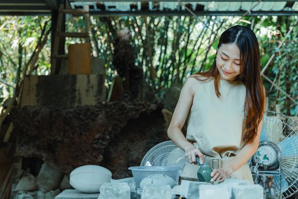 透過一敲一鑿的節奏,感受手與石頭的直接連結,最後的打磨階段是向內探索的旅程,