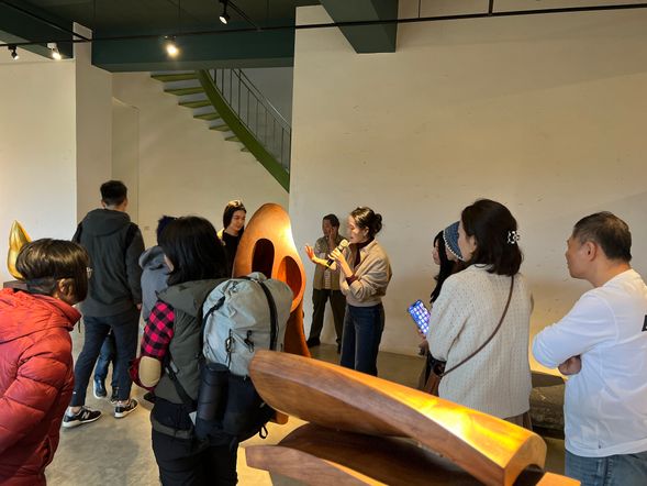 專業導覽人員將帶您深入探索子隆山房藝術園區。您將了解這片土地的興建故事,感受它如何與自然共生,並透過雕塑作品的理念,領略藝術家獨特的創作美學。