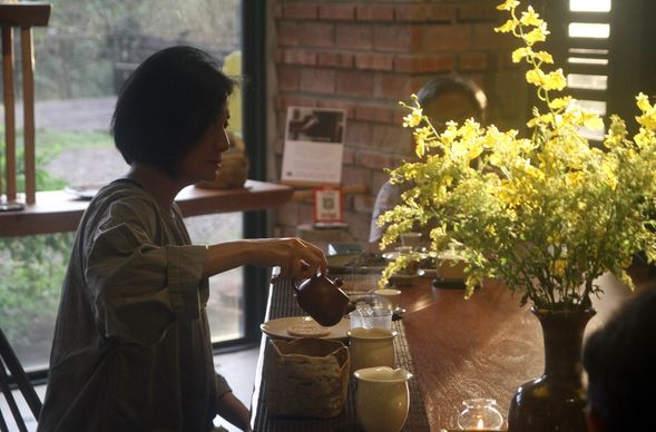 山房特別邀請茶師 盧宇琪,為您現泡精選台灣好茶,以及一份手工甜點。