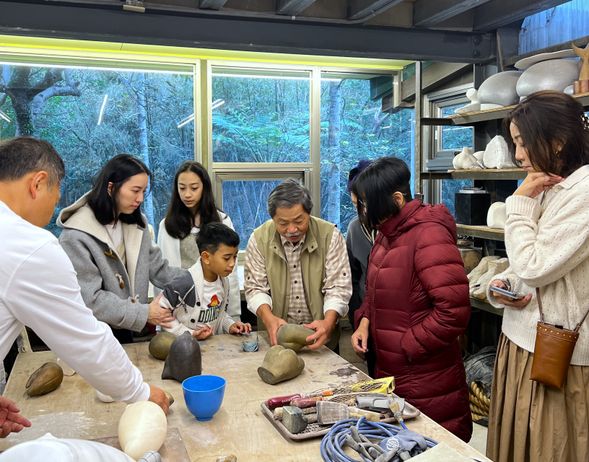 特邀【張子隆 老師】帶您一窺藝術家工作室,了解原始石材如何轉變為作品的創作細節。
