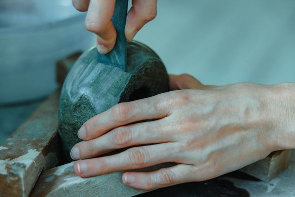 ✦ 體驗石雕創作 ✦
在專業引導下親手拿起鐵鎚與鑿子,體驗雕刻石材的第一步。透過一敲一鑿的節奏,感受手與石頭的直接連結,最後的打磨階段是向內探索的旅程,引導你與石對話、與自己對話,同時觀察材質回應的方式,讓你在過程中初步體會石雕創作的樂趣。