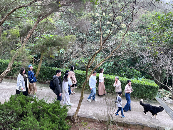 漫步千坪藝術園區,四季都有不同的景致。春日之櫻花、紫藤,夏日之鳳凰、荷花,秋日之曇花,冬季之梅。你可以在這自然的環境中放鬆身心,感受藝術與生活的連結。