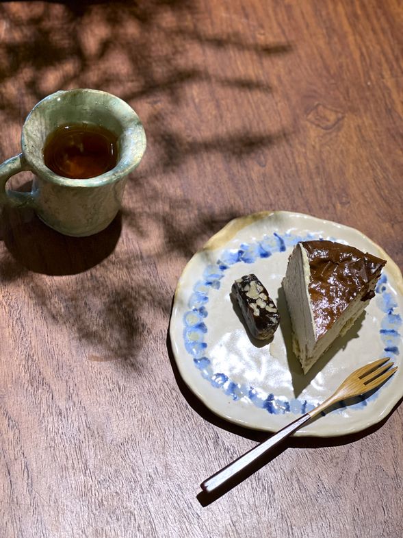 將以藝術家親手打造的陶藝小碟,盛裝精緻的手工點心。從味覺到視覺,每一口都是獨特的品味。