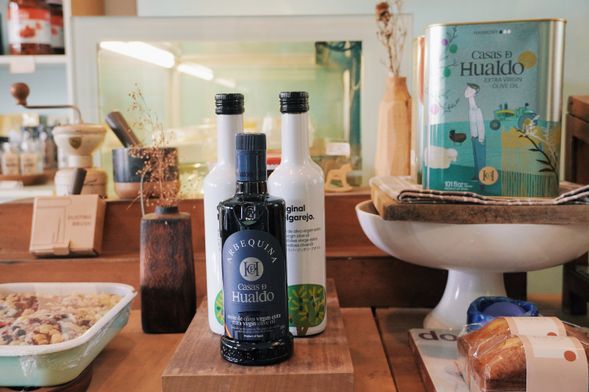 認識橄欖油的製程、風味與保存技巧,學習如何分辨不同產區的香氣層次與質地差異。