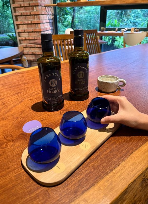 透過專業品油杯,觀察橄欖油其色澤、感受香氣變化、細嚐口感層次,從視覺、嗅覺到味覺全面體驗,感受這份純淨食材帶來的力量與日常的美好。
