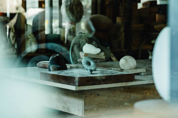 【第2堂|模型轉譯】從土到石的轉化
學習比例放樣原理,將陶土模型轉換至石材。認識石材特性、使用工具示範,進行石材初胚放樣。