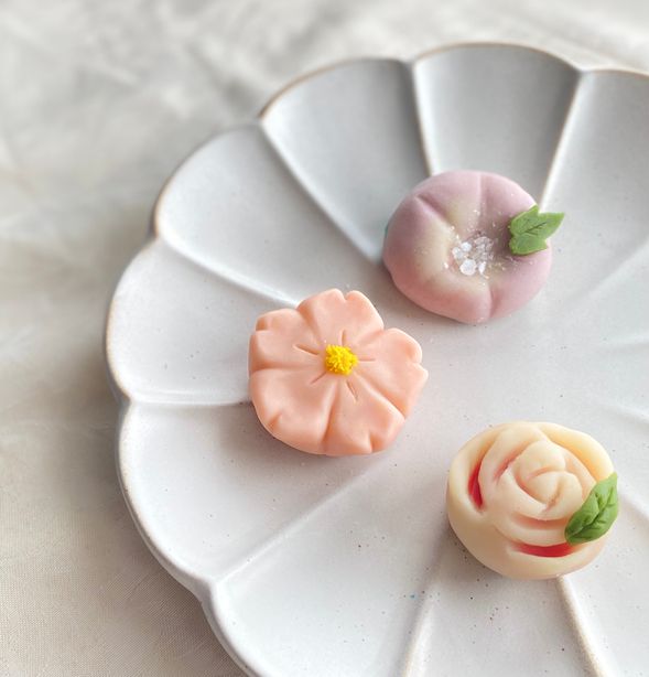 素敵な和菓子の完成!(モチーフは時期により変わる可能性がございます)