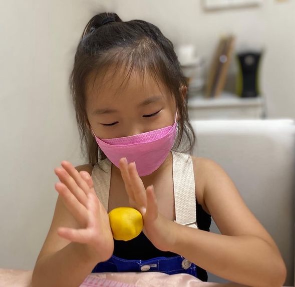 先生に教わりながら練り切りを作っていきます。