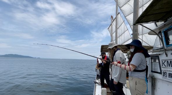船内で釣り体験(獲れる魚は時期により変わります)