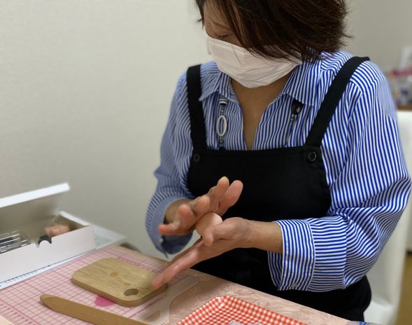 先生に教わりながら練り切りを作っていきます。