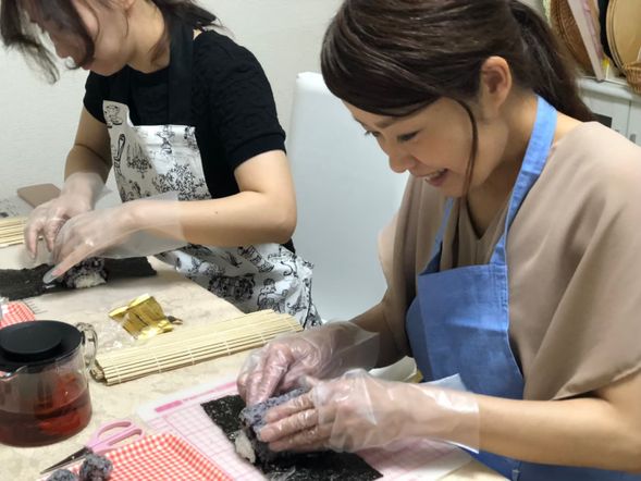 先生と飾り寿司を作っていきます。
出来上がった巻き寿司を可愛くデコレーションしていきます!