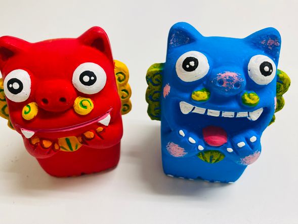 自分だけのシーサーが完成!
(こちらのサンプルは2体)
※絵具、パレット、筆は準備しています。