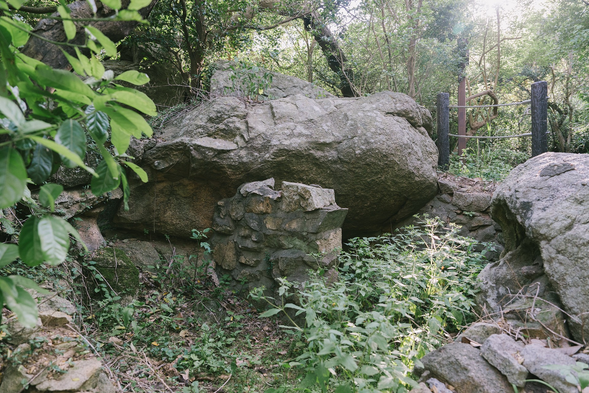 群山之中古崗居民躲避砲擊的石室