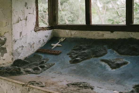 戰地前線的據點
親身走進戰地前線的秘密據點,感受地下坑道的幽暗壓迫,瀏覽牆上的歷史標語,體驗冷戰生活與軍事記憶。