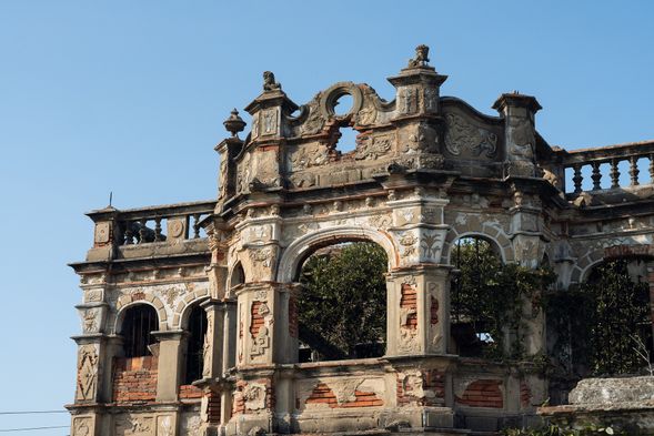 氣派的廢棄洋樓
金門過去土地貧瘠,年輕人大量外移,致富者興建氣派的宅邸,卻少有機會返鄉,只剩廢棄洋樓蘊含的故事。
