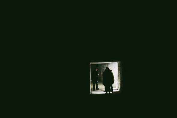 燈火管制下坑道內的幽暗孤寂