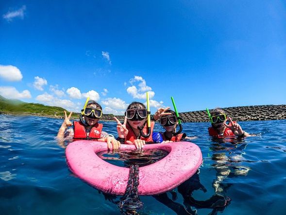 出發浮潛囉(從岸上走入海裡)
(會怕深的要提前跟教練說呦)