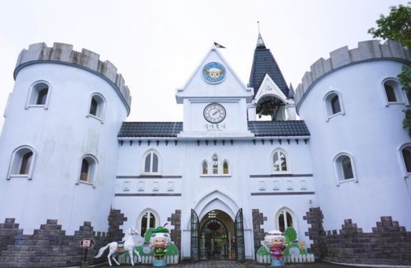 3:台中機場 ←『專車接駁』→ 清境農場、約 1.5 ~ 2 小時、如遇塞車,須視塞車情況下去評估所需的時間(所需時間更長)。