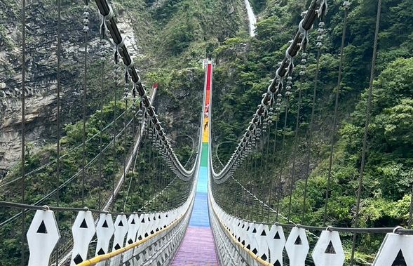七彩吊橋