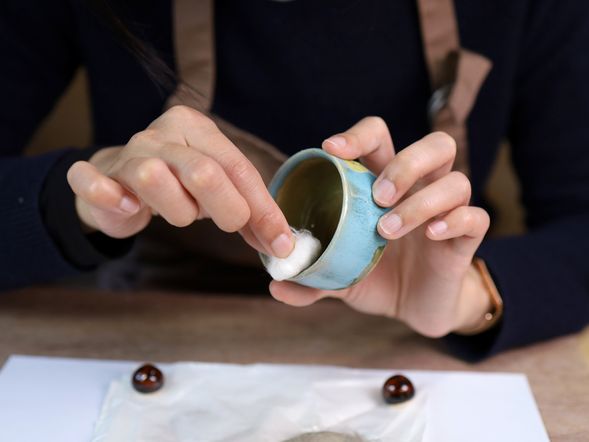 粉を真綿でおさえます