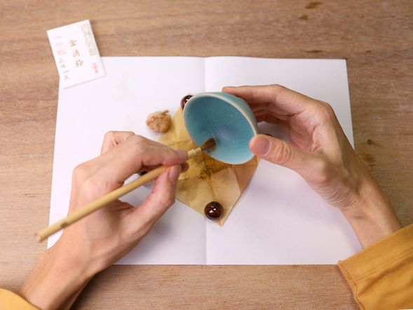 ④うるしを塗った上に粉を蒔きます