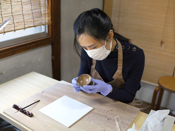 金継ぎについての簡単な説明
金継ぎ3回体験では、欠けたお猪口の金継ぎを行います。ご自分で器をご用意いただかなくても、手ぶらで金継ぎ体験できます