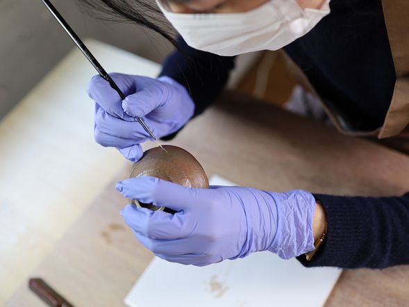 ③ 細い筆を使って、傷の上をうるしでなぞります。