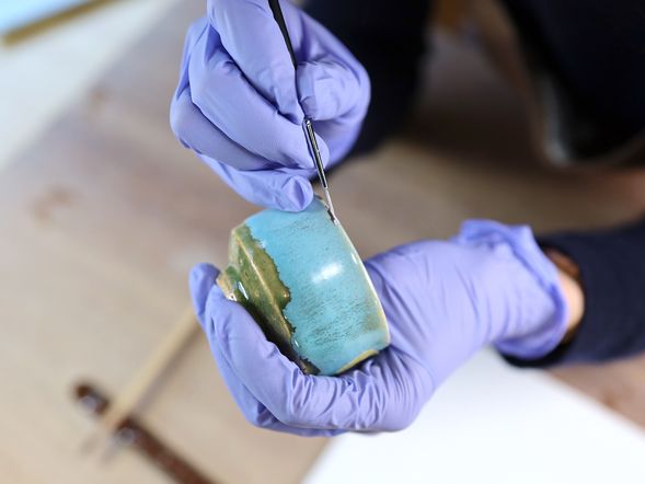 【体験2回目】
1週間程度乾燥させてから、2回目の体験にお越しいただきます。筆を使用して前回埋めた部分にうるしを塗ります。