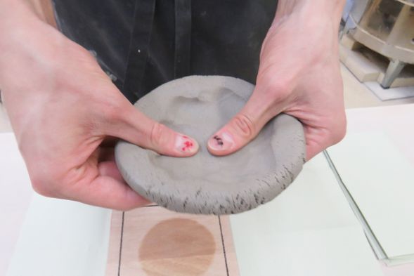 4 薄く伸ばす:真ん中から優しく押すように粘土を伸ばしていきます。