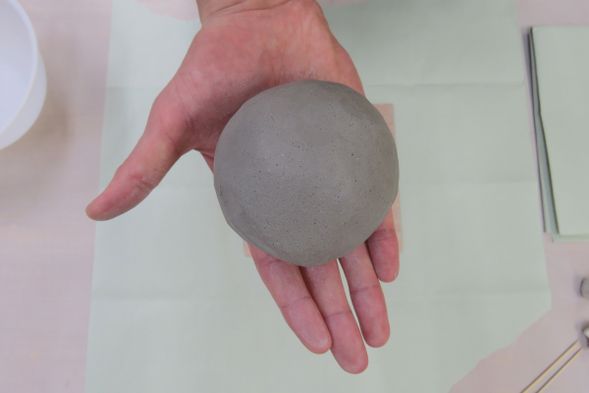 2体験スタート:準備ができたら、粘土を袋から出して手びねり体験スタート!