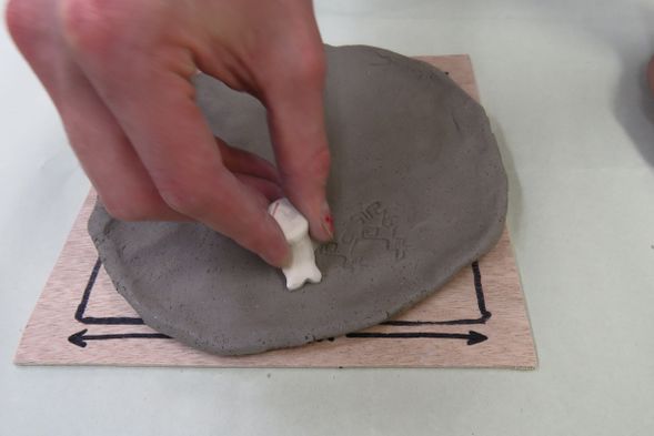 8 模様をつける:スタンプなどを使って模様や柄を入れていきましょう。