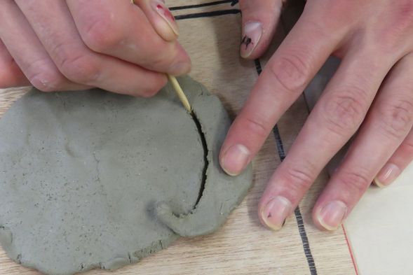 ※粘土を切るときは、竹串を使って切りましょう。