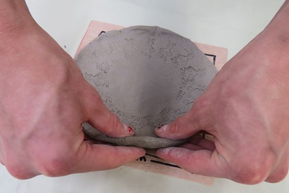 9 お皿のふちを作ります:粘土の端を少し立ち上げてお皿のふちを作っていきます。