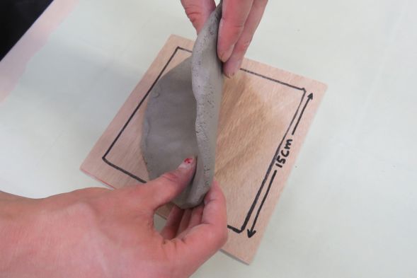 7 表面に裏返します:粘土を優しく持って裏返します