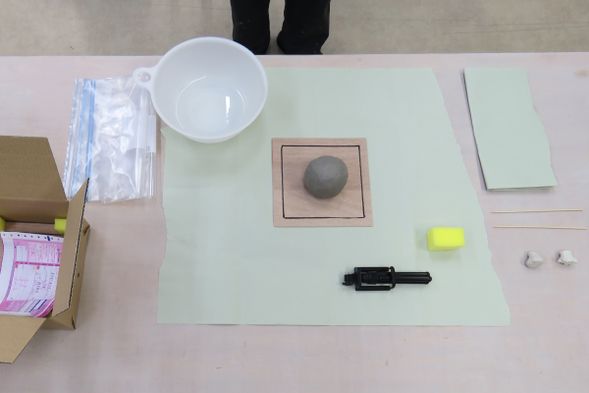 1はじめる前の準備:届いたキットの中身がすべてそろっているか確認。机が汚れないように新聞紙などを引きましょう。水を張ったボールも用意しましょう。